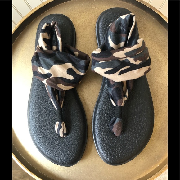 SANUK YOGA SLING ‘ELLA’ SANDALS. CAMO PRINT. 9. - Picture 2 of 6